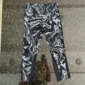 Nike crop legging - women’s size Small - like new!